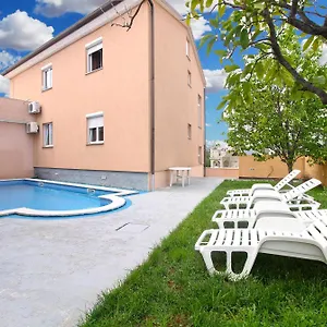 Apartament Edin 1359, Peroj