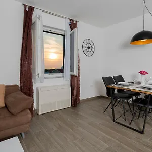 Apartament Anja, Peroj
